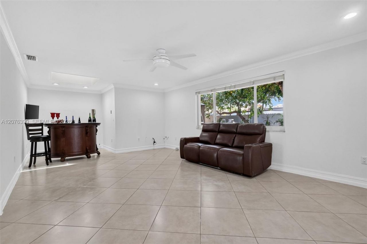 8936 SW 11th St , Miami, FL 33174 Photo