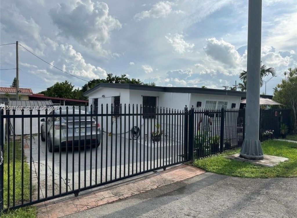 6060 NW 7th St , Miami, FL 33126 Photo