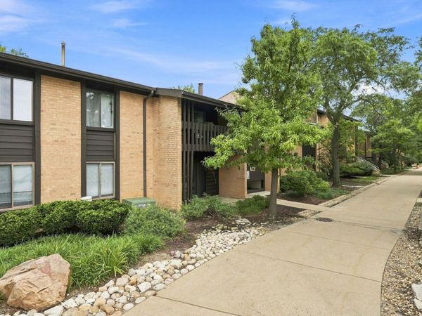 6109 Knoll Wood Road , Unit 102, Willowbrook, IL 60527