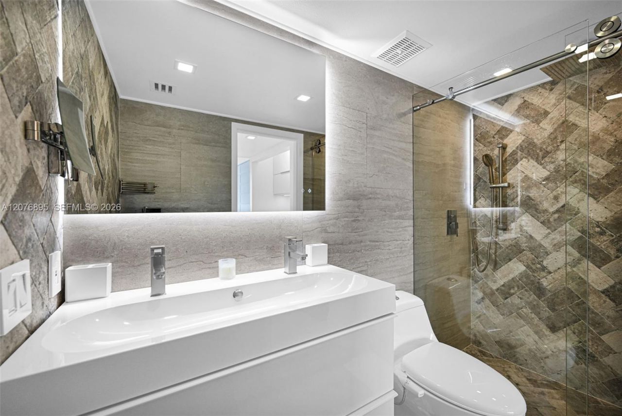 7601 E Treasure Dr, Unit 1419, North Bay Village, FL 33141 Photo