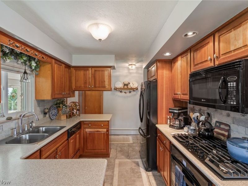 82 Whitefriars Drive, Akron, OH 44319 Photo 22