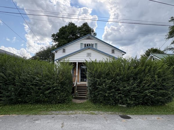 184 5th St, Rainelle, WV 25962