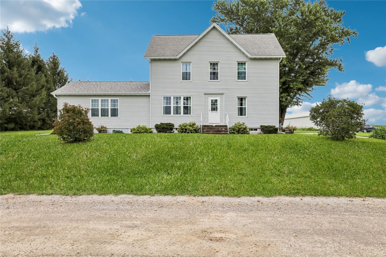 1056 R Avenue, Marengo, IA 52301 Main Photo