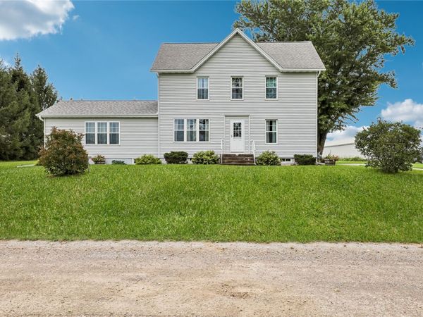 1056 R Avenue , Marengo, IA 52301