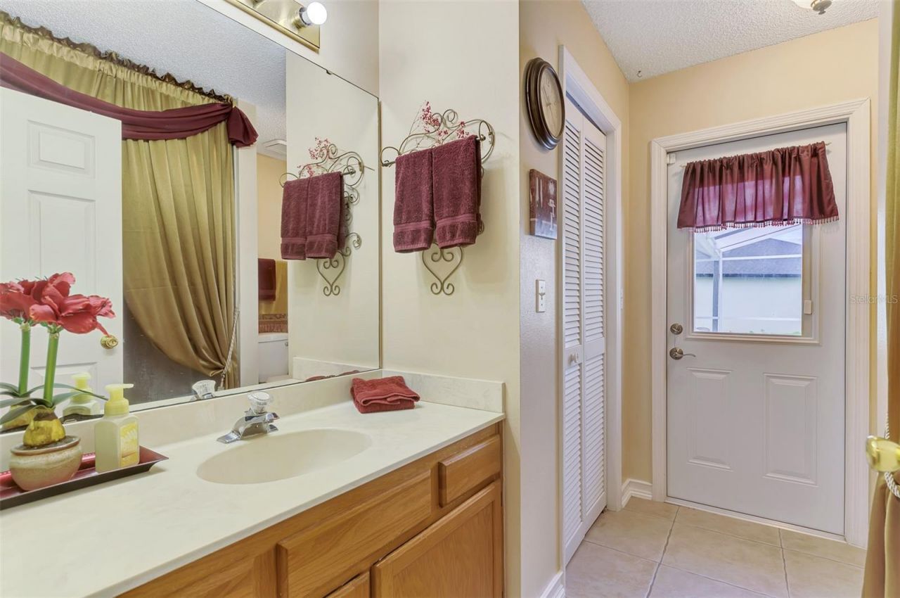 3911 77th Place E, Sarasota, FL 34243 Photo