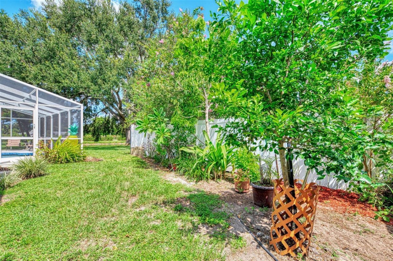 3911 77th Place E, Sarasota, FL 34243 Photo