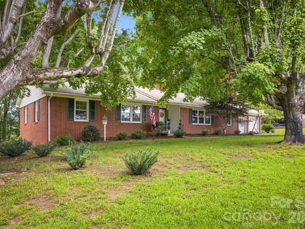 1009 Randolph Circle SE, Lenoir, NC 28645