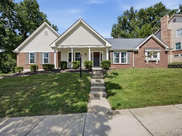 391 S Greentrails Drive, Chesterfield, MO 63017
