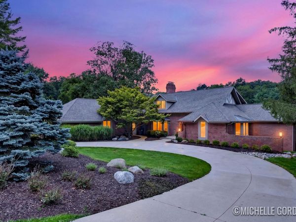 2465 Cascade Springs Drive SE, Grand Rapids, MI 49546
