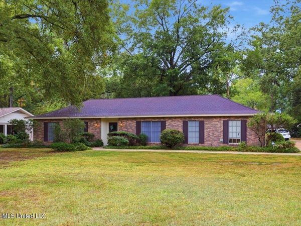 144 Colonial Circle, Jackson, MS 39211