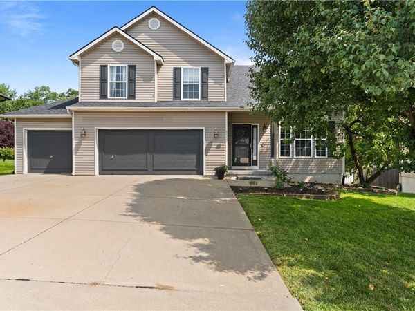 8715 N ROBINHOOD Avenue, Kansas City, MO 64154