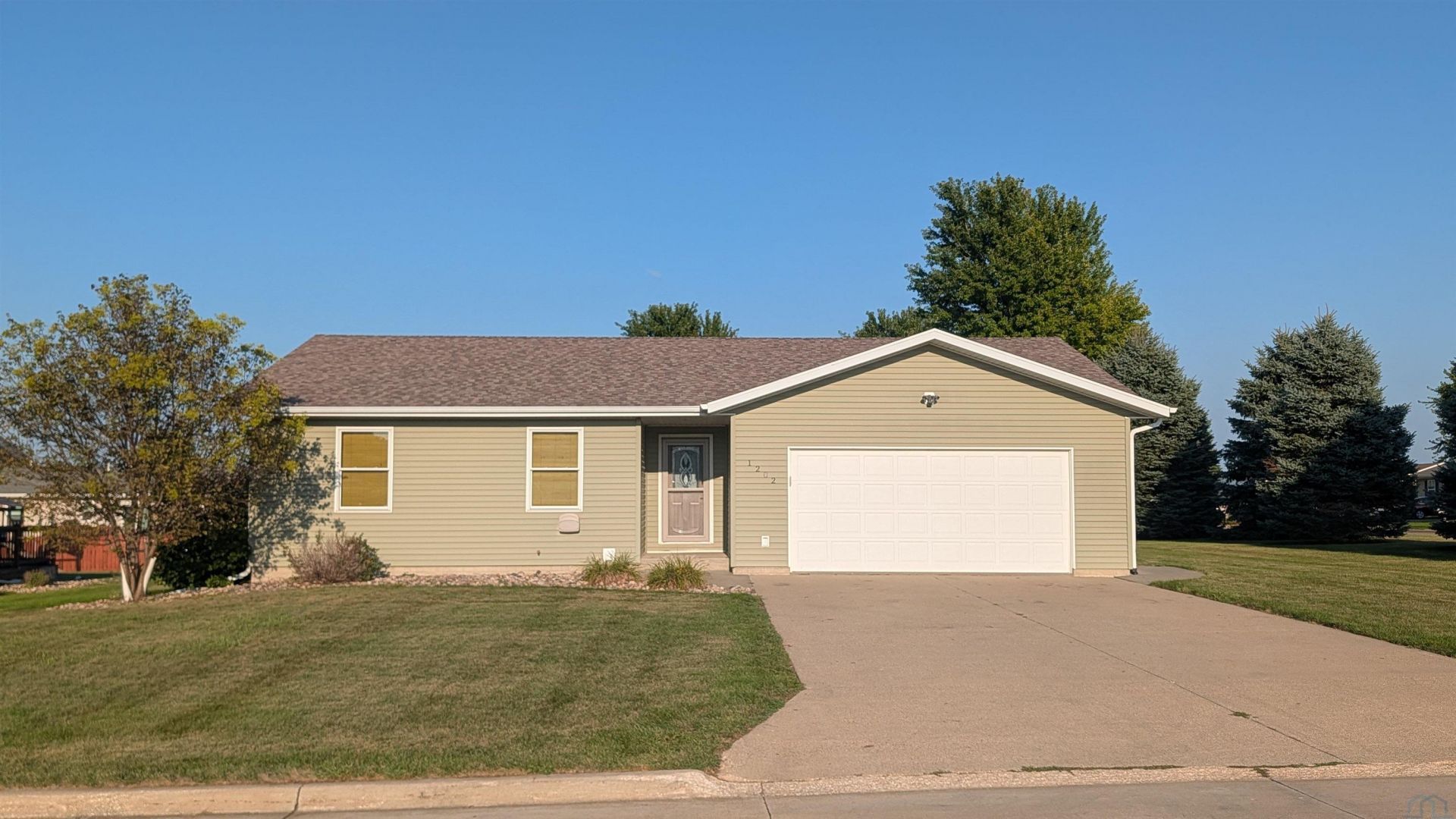 1202 NE 10th Avenue Cir, Sioux Center, IA 51250 Main Photo