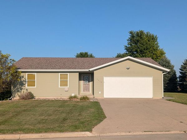 1202 NE 10th Avenue Cir, Sioux Center, IA 51250