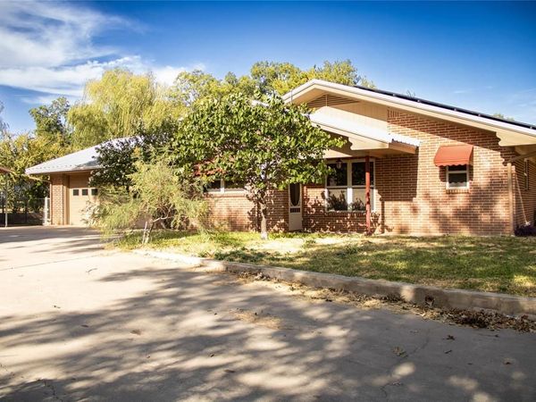 405 W Neely Avenue, Comanche, TX 76442