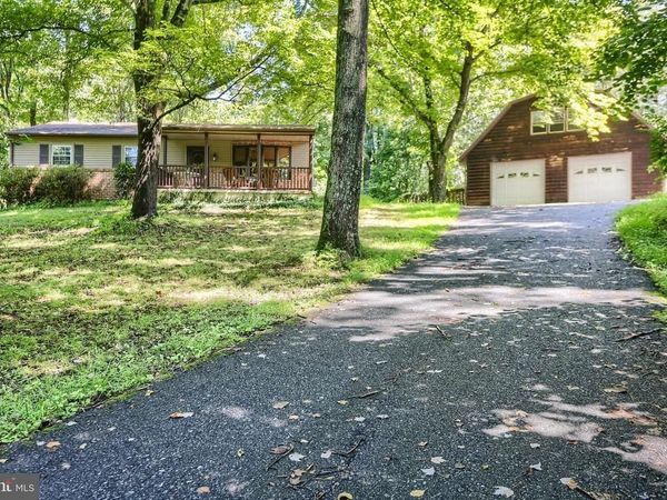 1121 VICTOR LANE, DAUPHIN, PA 17018