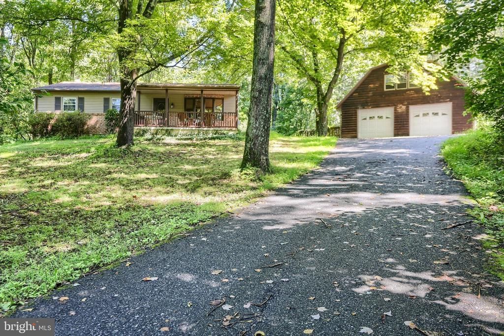 1121 VICTOR LANE, DAUPHIN, PA 17018