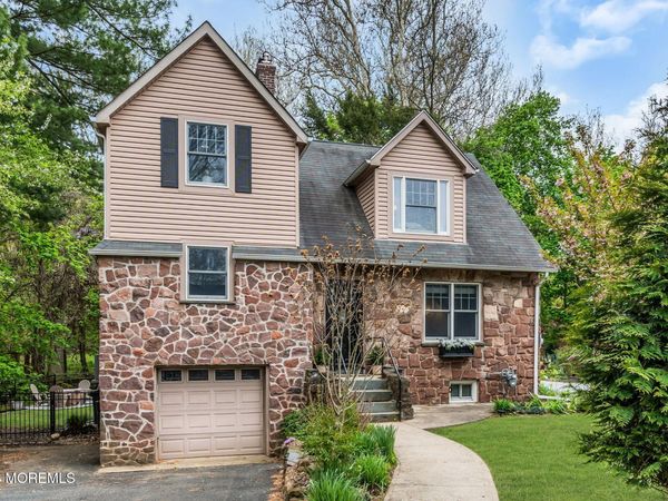 10 Passaic Avenue, Roseland, NJ 07068