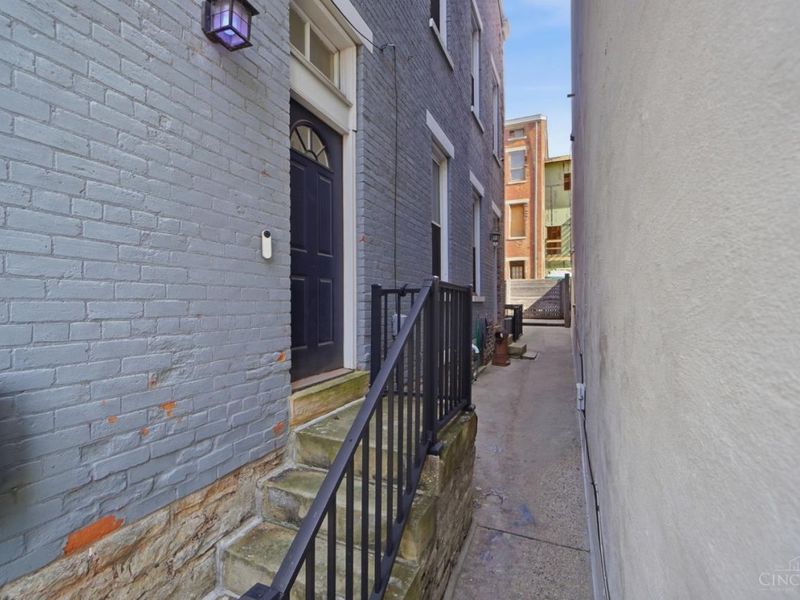 558 Milton Street, Cincinnati, OH 45202 Photo 5