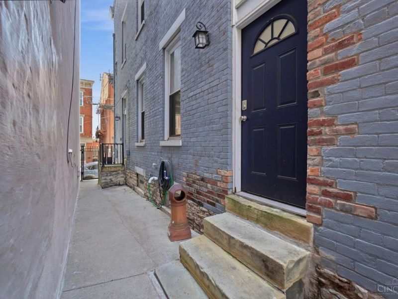 558 Milton Street, Cincinnati, OH 45202 Photo 6