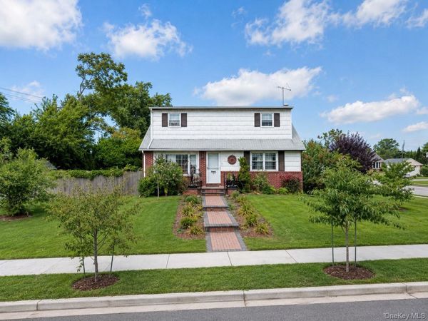 1142 Ferngate Drive , Franklin Square, NY 11010