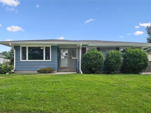 1745 Daleview Dr , Marion, IA 52302