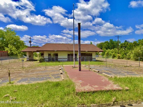 2435 Livingston Road, Jackson, MS 39213