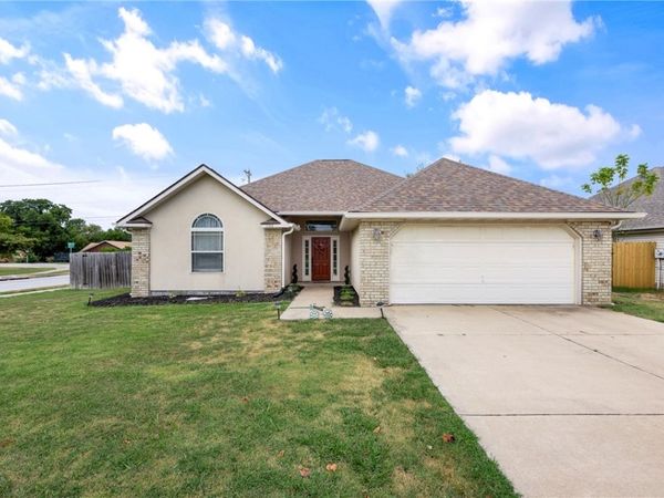 1104 Lavona Lane, Siloam Springs, AR 72761