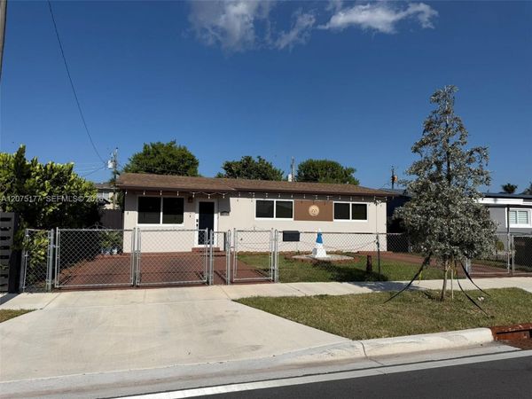4585 E 9th Ln , Hialeah, FL 33013