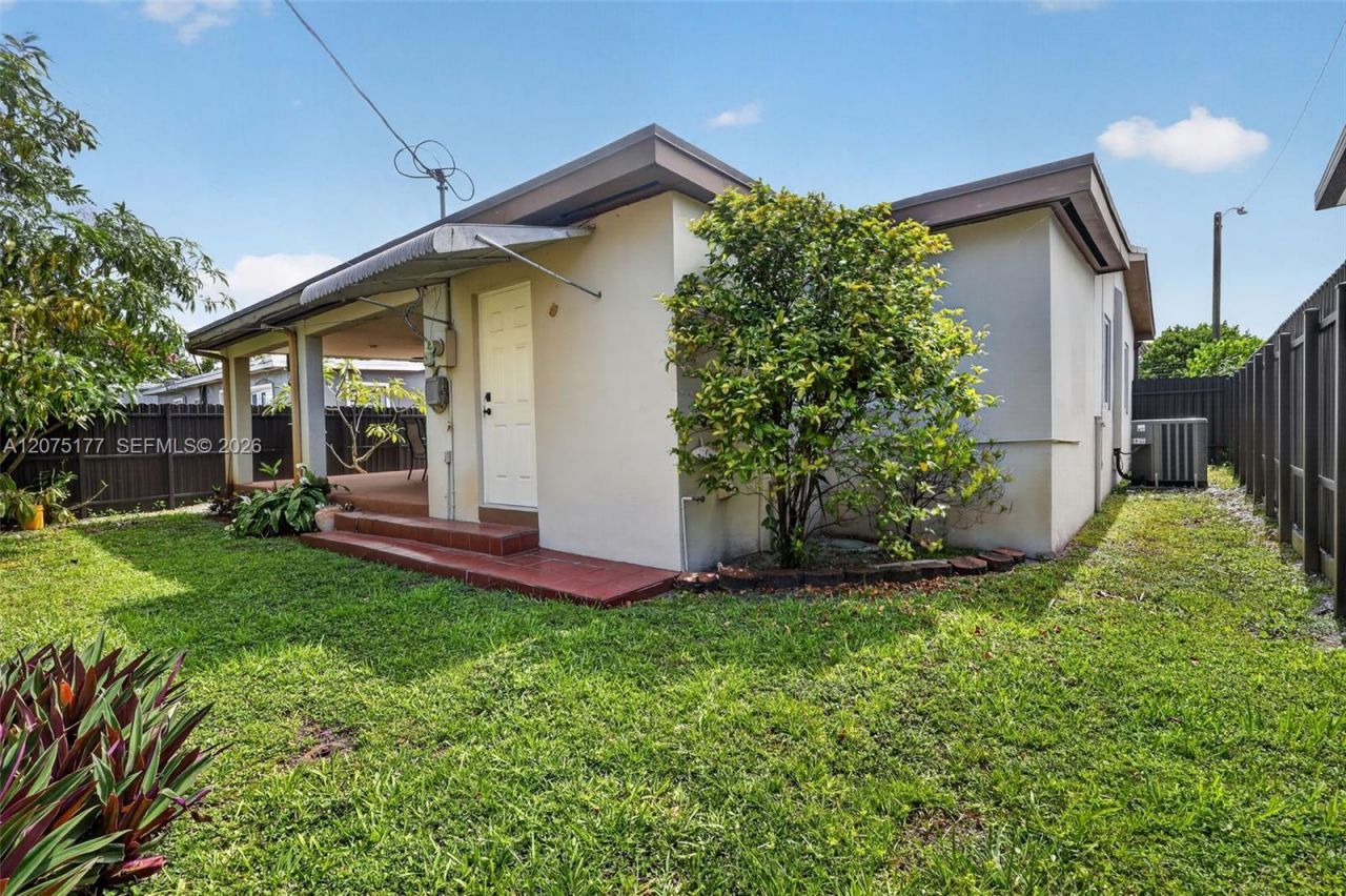 4585 E 9th Ln , Hialeah, FL 33013 Photo