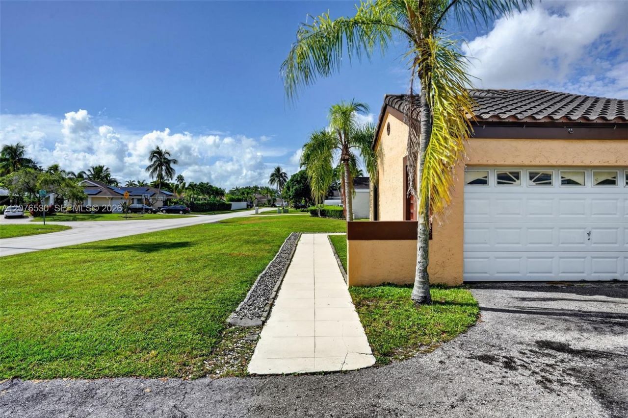 15660 SW 152nd Pl , Miami, FL 33187 Photo