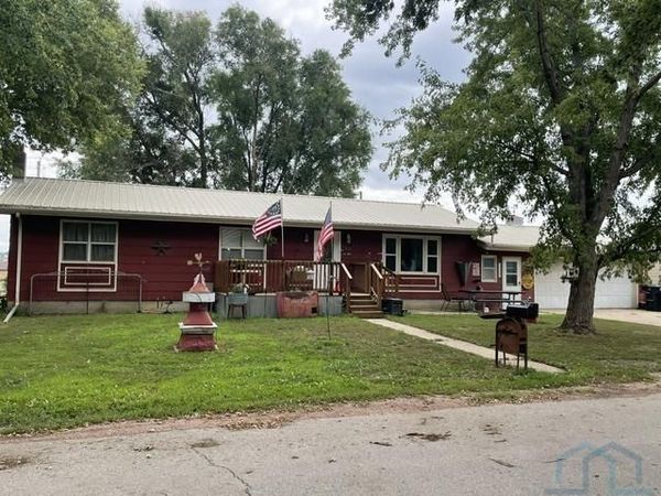 910 Hughes, Unit Ave, Cherokee, IA 51012