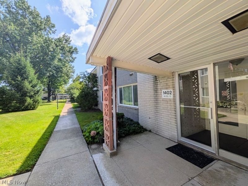 1402 Golden Gate Boulevard, Unit G201, Mayfield Heights, OH 44124 Photo 3