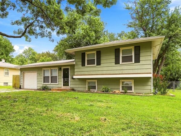 621 NW Fair Lane, Lee's Summit, MO 64063
