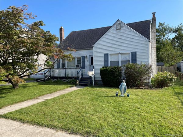 16 Heathcote Road , Lindenhurst, NY 11757