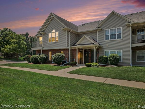 49086 W Woods Drive, Shelby Township, Mi 48317