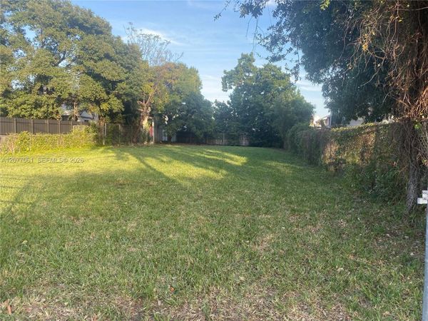 209 NW 17th Pl , Miami, FL 33125