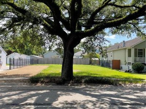 4527 PARIS Avenue , New Orleans, LA 70122