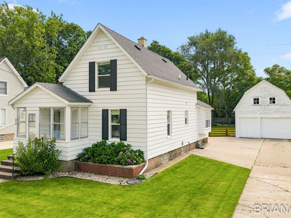 32 W Mckinley Avenue, Zeeland, MI 49464