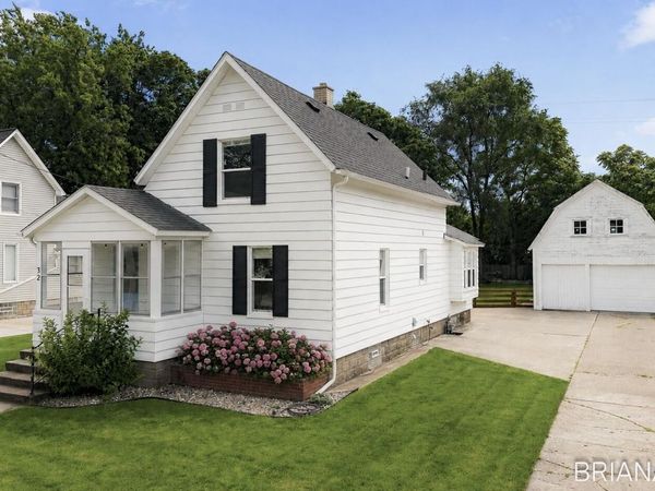 32 W Mckinley Avenue, Zeeland, MI 49464