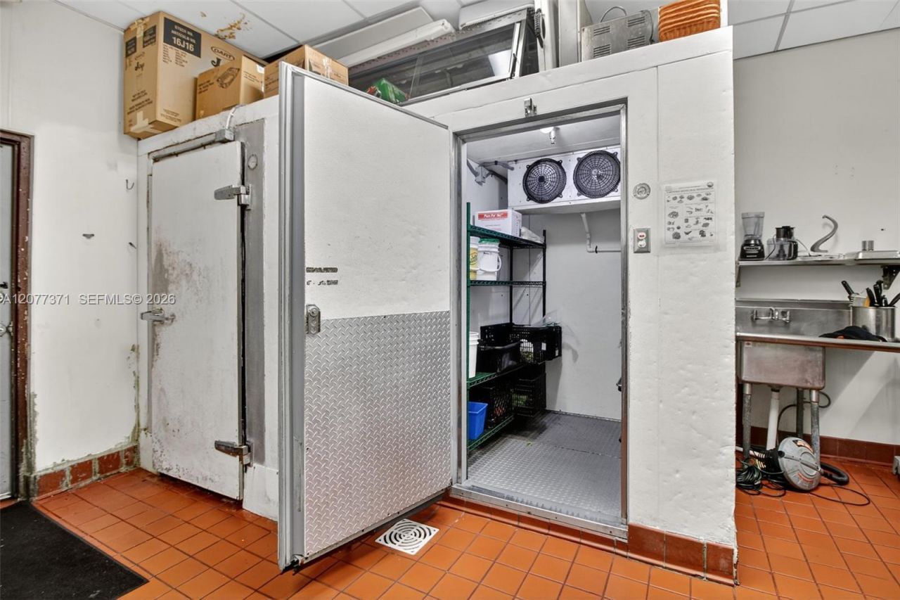 Restaurant And Bar For Sale In Coral Springs , Coral Springs, FL 33071 Photo