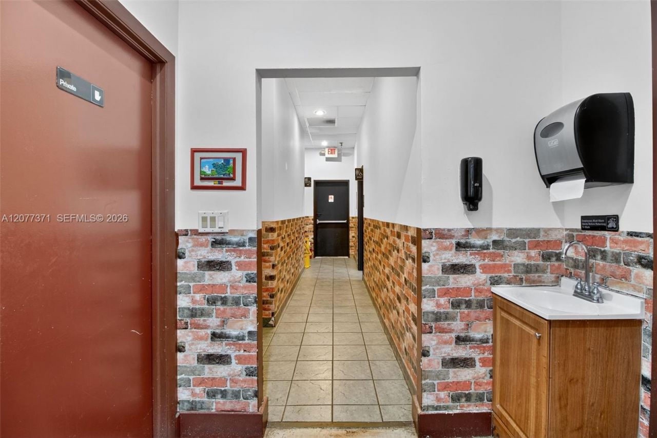 Restaurant And Bar For Sale In Coral Springs , Coral Springs, FL 33071 Photo