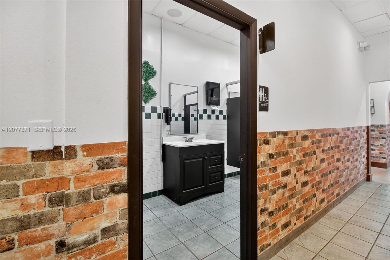 Restaurant And Bar For Sale In Coral Springs , Coral Springs, FL 33071 Photo