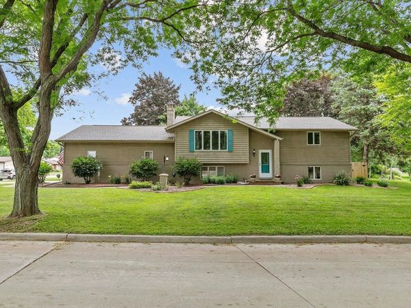 1400 S CHICKADEE LANE, Appleton, WI 54915