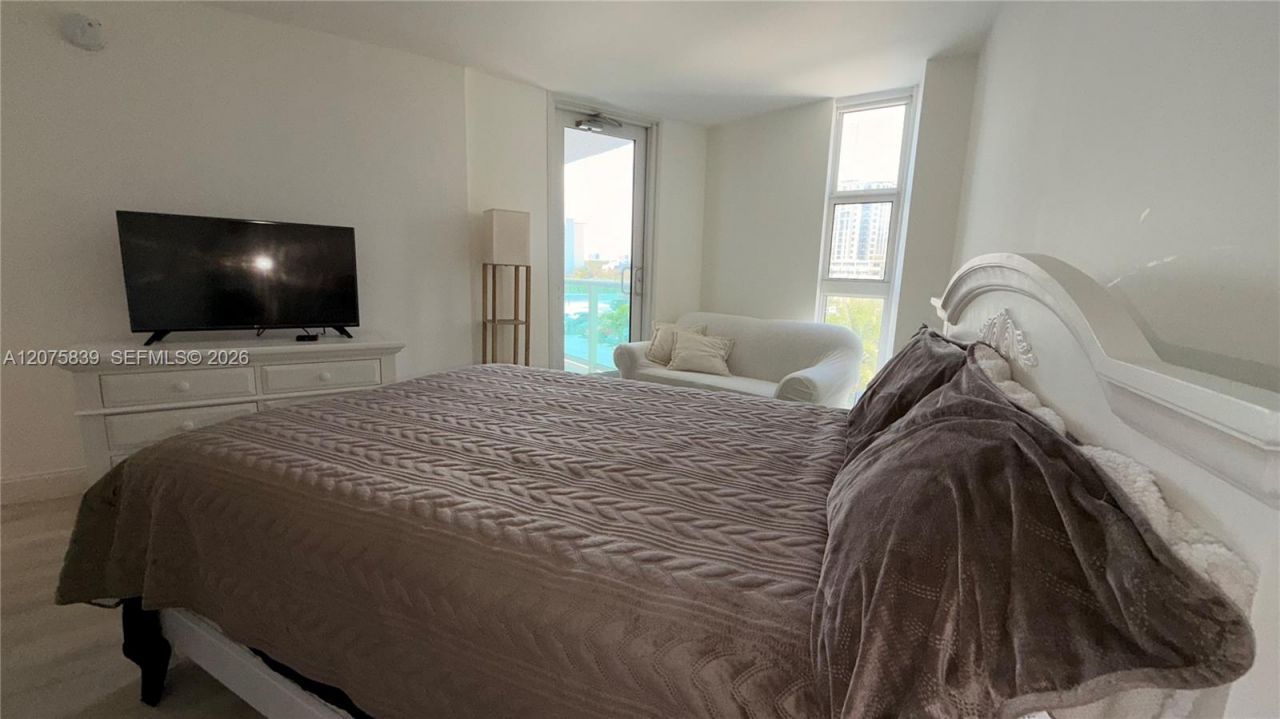 100 Bayview Dr, Unit 431, Sunny Isles Beach, FL 33160 Photo