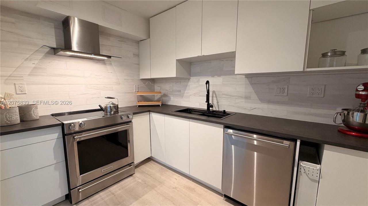 100 Bayview Dr, Unit 431, Sunny Isles Beach, FL 33160 Photo