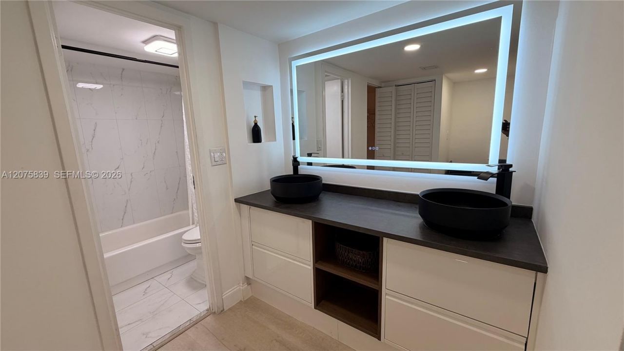 100 Bayview Dr, Unit 431, Sunny Isles Beach, FL 33160 Photo