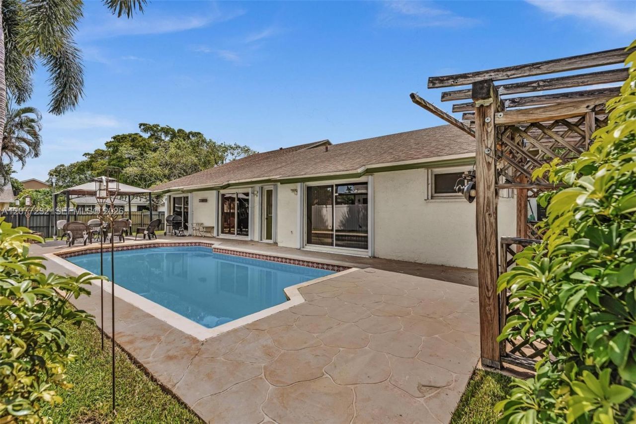 741 SW 100th Ter , Pembroke Pines, FL 33025 Photo