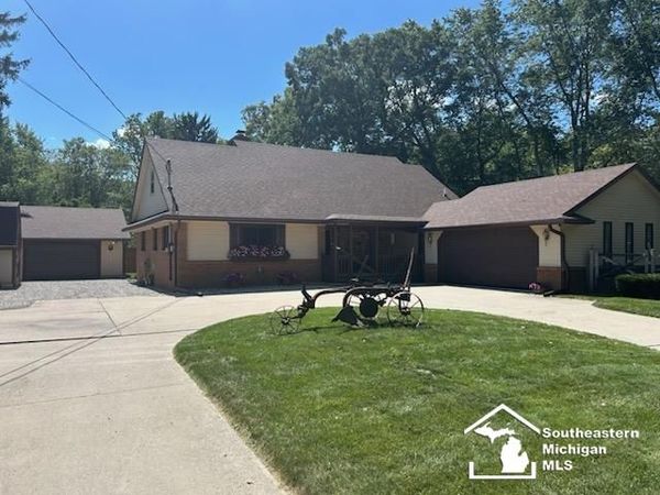 3251 Shelton Avenue, Lambertville, MI 48144