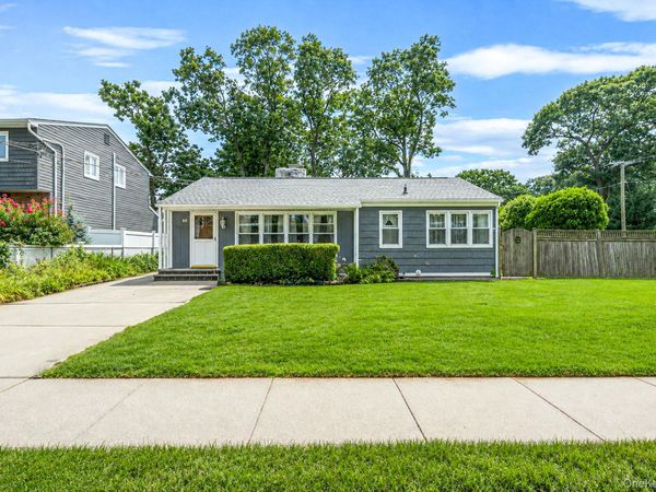 92 Parkhill Avenue , Massapequa, NY 11758
