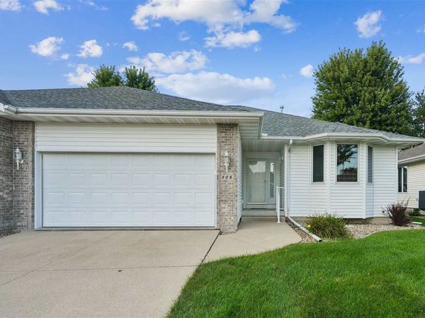 808 Winterberry Pl NE, Cedar Rapids, IA 52402